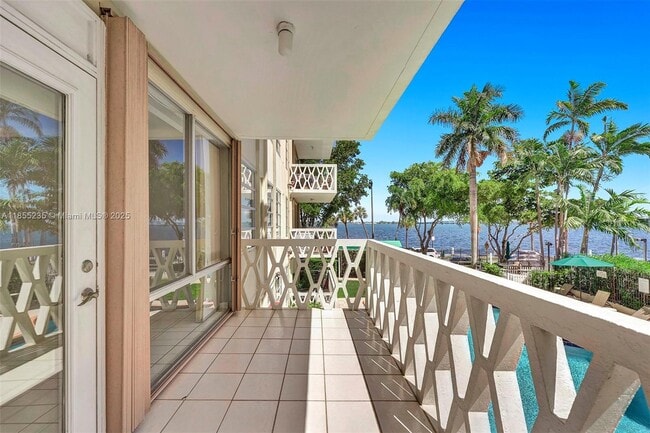 1430 Brickell Bay Dr in Miami, FL - Building Photo - Building Photo