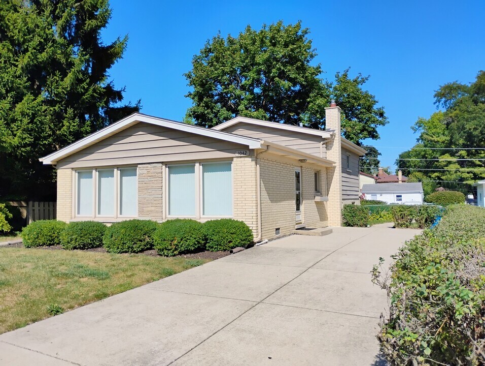 1042 W Central Rd in Mount Prospect, IL - Building Photo