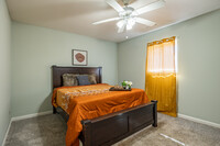 Platinum Oaks in Warner Robins, GA - Building Photo - Interior Photo