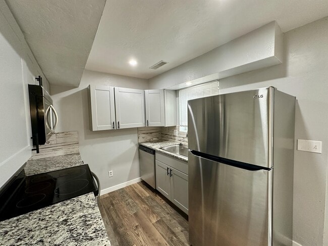 8324 S Carmen Ct in Sandy, UT - Building Photo - Building Photo