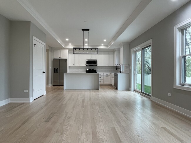 411 W Pierce Rd in Itasca, IL - Building Photo - Building Photo