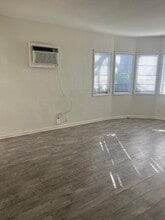 10913 Moorpark St, Unit 1 - Front in North Hollywood, CA - Foto de edificio - Building Photo