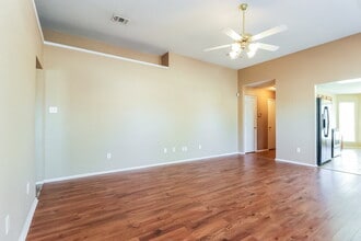 1101 Darren Dr in Burleson, TX - Foto de edificio - Building Photo