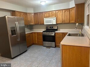 8 Buckingham Dr in Mount Holly, NJ - Building Photo - Building Photo