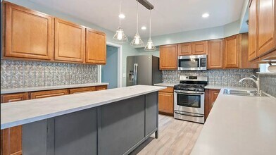 8240 S Marion View Cir in Sandy, UT - Building Photo - Building Photo