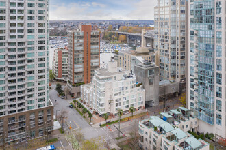 910 Beach Ave in Vancouver, BC - Building Photo - Building Photo