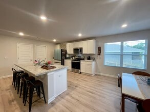 6725 Sarah Ann Way in Laurel Hill, FL - Foto de edificio - Building Photo