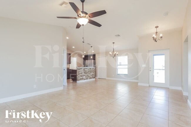 1806 NE 2nd Ave in Cape Coral, FL - Foto de edificio - Building Photo