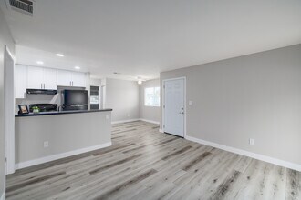 Parkway Village in Escondido, CA - Foto de edificio - Interior Photo