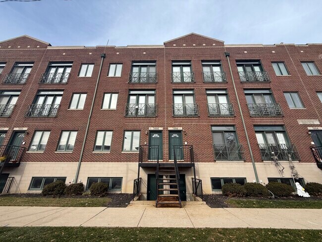 7008 W Medill Ave in Chicago, IL - Foto de edificio - Building Photo