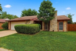 2705 Treeview Dr in Arlington, TX - Building Photo