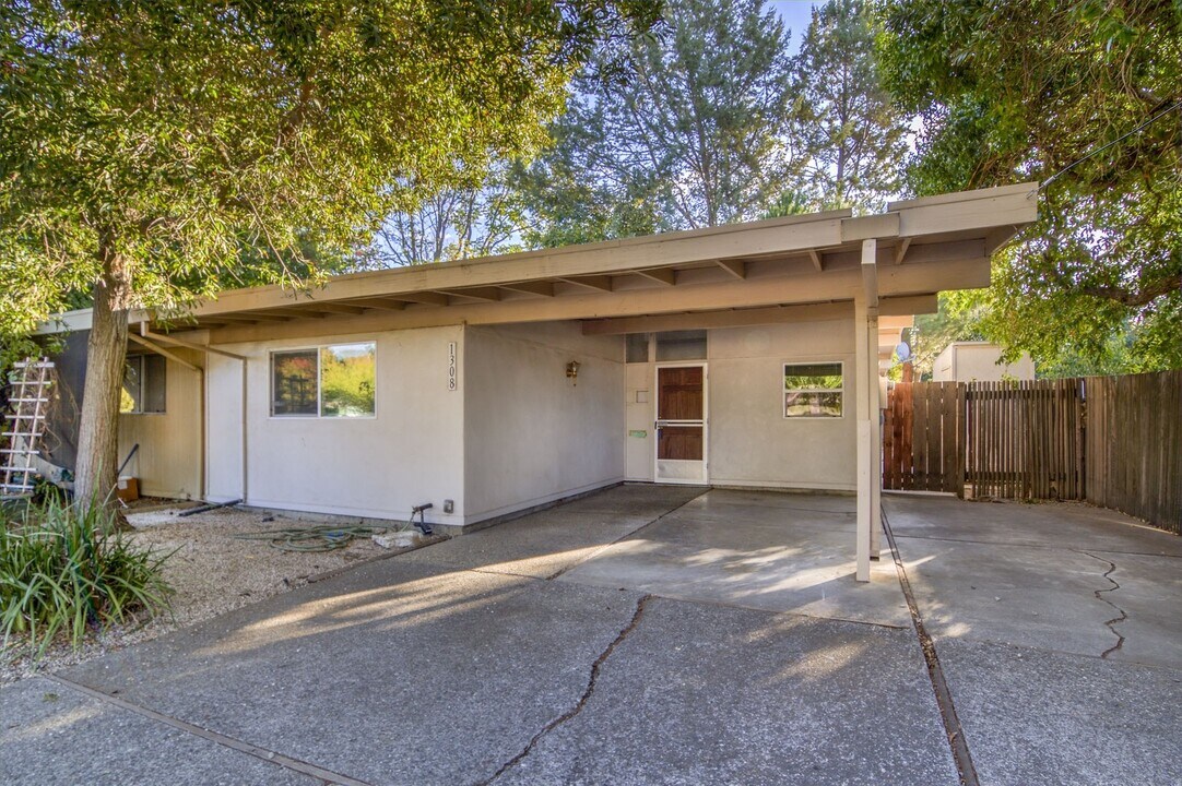 1308 Anderson Rd in Davis, CA - Building Photo