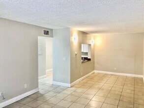 6043 10th Ave N in Greenacres, FL - Building Photo - Building Photo