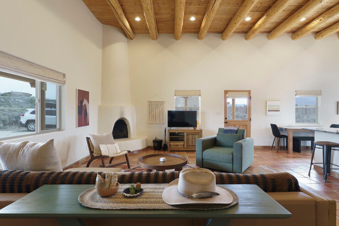 5 Anadarko Road in Ranchos De Taos, NM - Building Photo