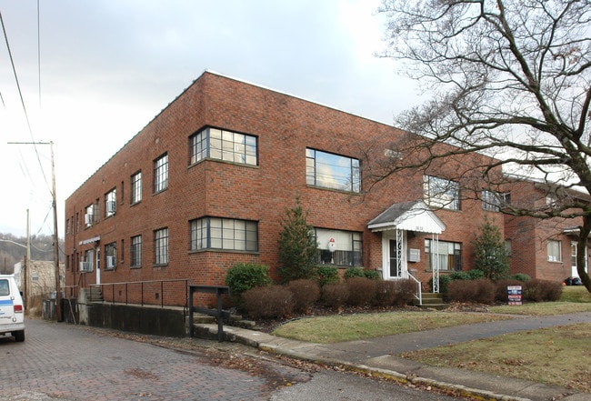 C.E. Price Apartments in Huntington, WV - Foto de edificio - Building Photo
