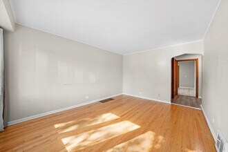 5756 S Kolmar Ave in Chicago, IL - Building Photo - Building Photo