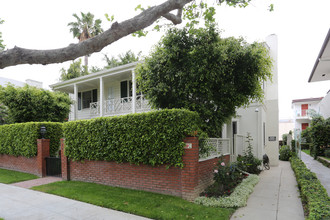 140 S Bedford Dr in Beverly Hills, CA - Building Photo - Building Photo