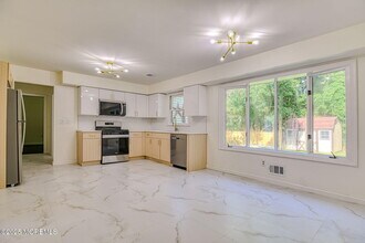 16 Spicy Pond Rd in Howell, NJ - Building Photo - Building Photo