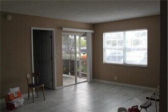 1524 SE Royal Green Cir in Port St. Lucie, FL - Foto de edificio - Building Photo