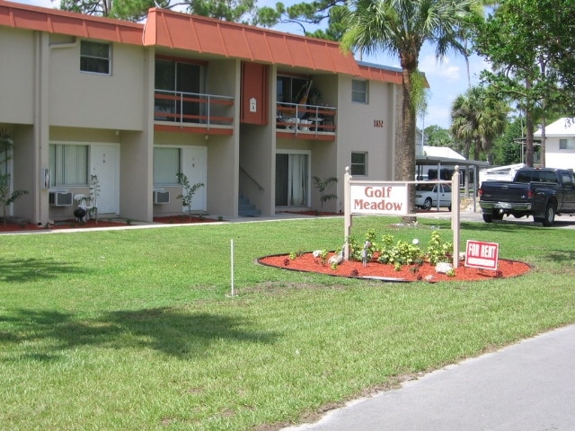 Golf Meadow Apartments in Ft. Myers, FL - Foto de edificio - Building Photo