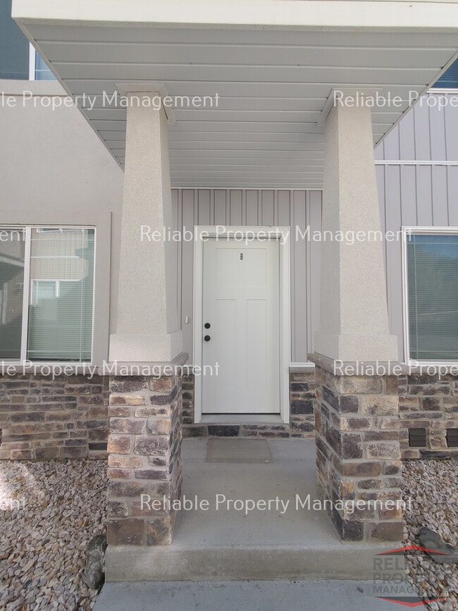656 Saturn Ave, Unit A in Idaho Falls, ID - Foto de edificio - Building Photo