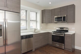 2228 N Sawyer Ave, Unit W2 in Chicago, IL - Building Photo - Building Photo