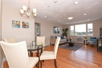 1105 Lexington St, Unit 11 in Waltham, MA - Building Photo - Building Photo