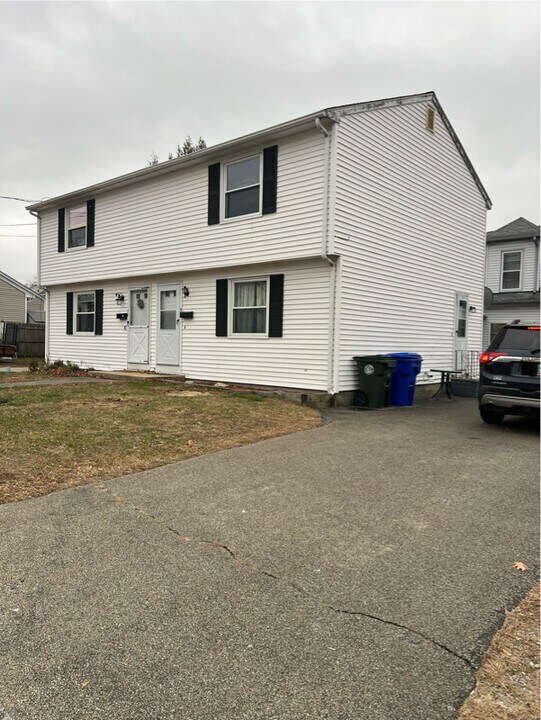 56 Hall St in Manchester, NH - Building Photo