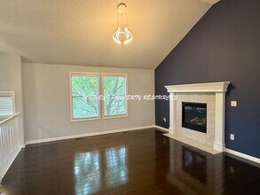 1408 Bayberry Dr in Greenwood, MO - Building Photo - Building Photo