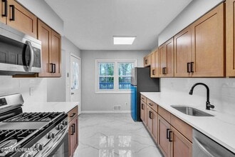 1575 Deer Hollow Dr in Toms River, NJ - Building Photo - Building Photo