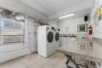 30 Lenox Rd, Unit 2 in Rockville Centre, NY - Building Photo - Building Photo