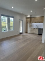 6020 S Seabluff Dr in Los Angeles, CA - Building Photo