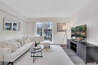2325 Glen Dr in Vancouver, BC - Building Photo - Building Photo
