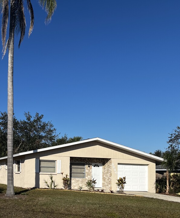 3230 Savoy Way in Sarasota, FL - Building Photo