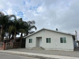 1906 Filson St in Bakersfield, CA - Building Photo