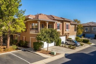 24207 Larkspur Ct in Santa Clarita, CA - Building Photo