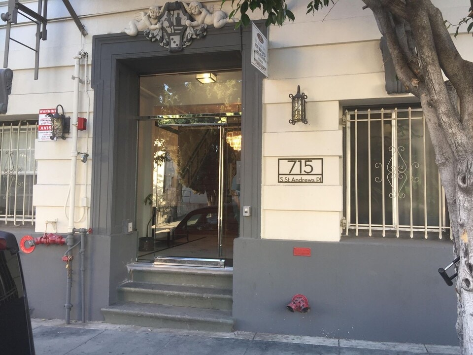 St. Andrews Manor Apartments...Charming Apartments...1920's Classic Brick..Newly Remodeled Building! in Los Angeles, CA - Foto de edificio