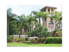 315 Palm Cir E in Pembroke Pines, FL - Building Photo - Building Photo