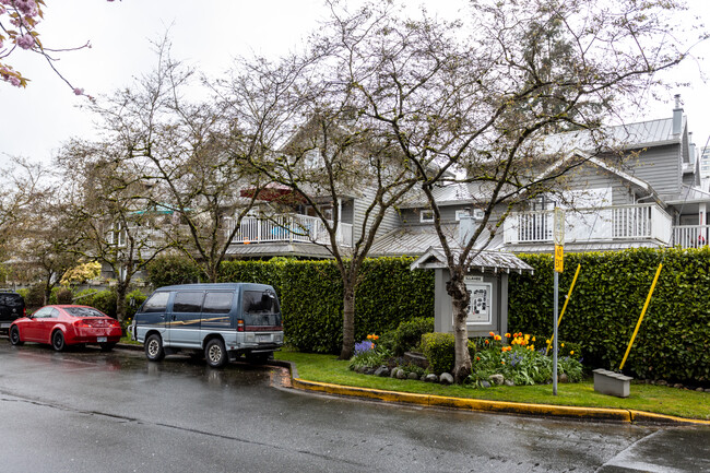 1523 Bowser Av in North Vancouver, BC - Building Photo - Building Photo