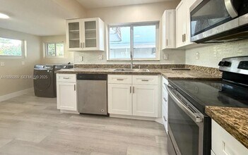 716 NE 7th St in Hallandale Beach, FL - Building Photo - Building Photo