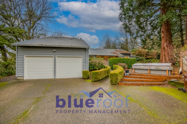 8045 SW West Slope Dr in Portland, OR - Building Photo - Building Photo