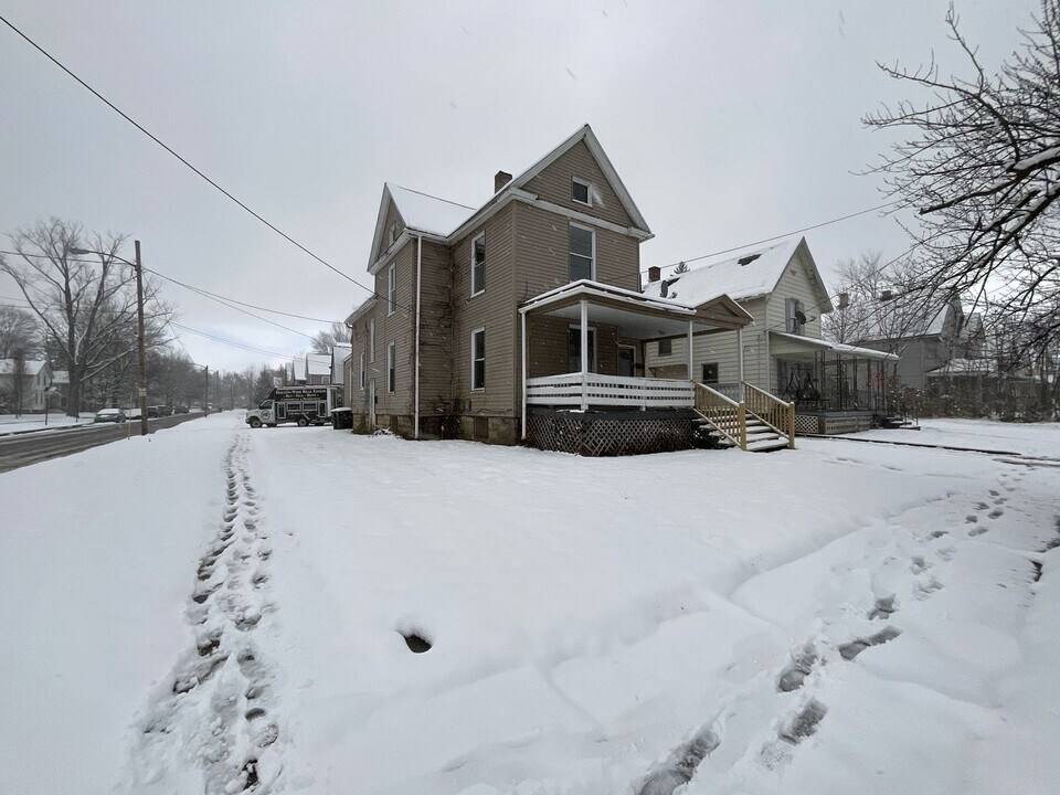 1004 West Ave in Elyria, OH - Building Photo