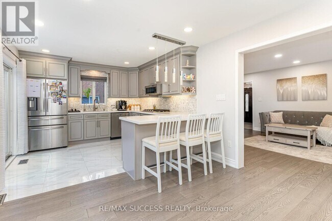 5383 Red Brush Dr in Mississauga, ON - Building Photo - Building Photo
