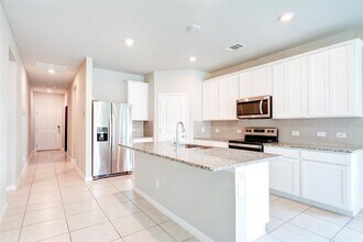 521 Mossy Rock Dr in Hutto, TX - Building Photo - Building Photo