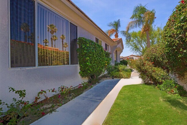 425 Desert Holly Dr in Palm Desert, CA - Building Photo - Building Photo