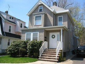 19 Mountain View Pl in Montclair, NJ - Building Photo