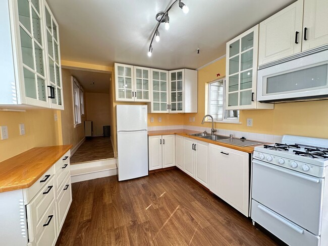 123-129 Beulah St in San Francisco, CA - Building Photo - Building Photo