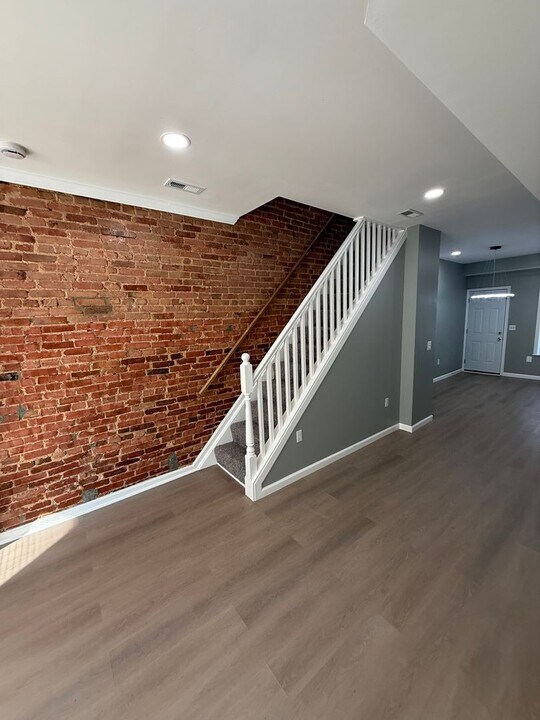 215 N Curley St in Baltimore, MD - Building Photo