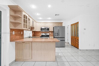 9937 NW 5th Ln in Miami, FL - Foto de edificio - Building Photo
