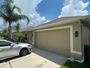 7609 Wood Violet Dr in Gibsonton, FL - Building Photo - Building Photo
